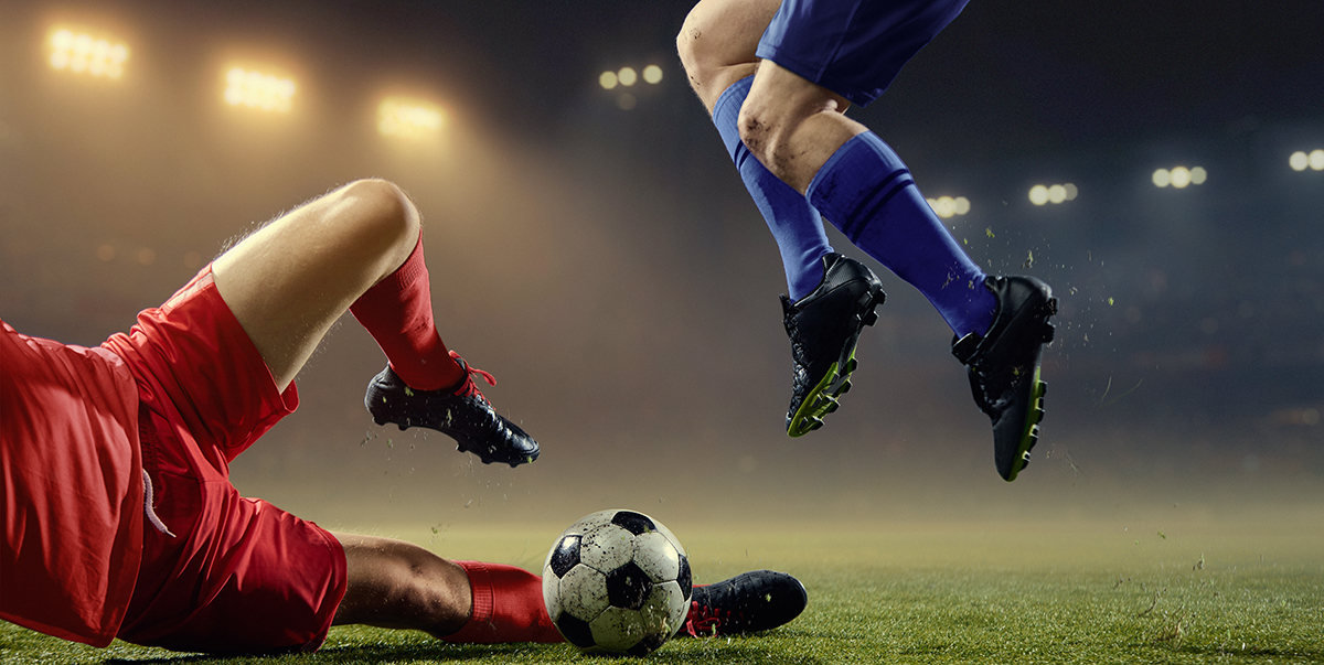 explosive,ground,tackle,with,professional,players,fighting,for,ball,on